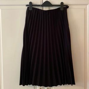 Everlane NWOT black pleated skirt
